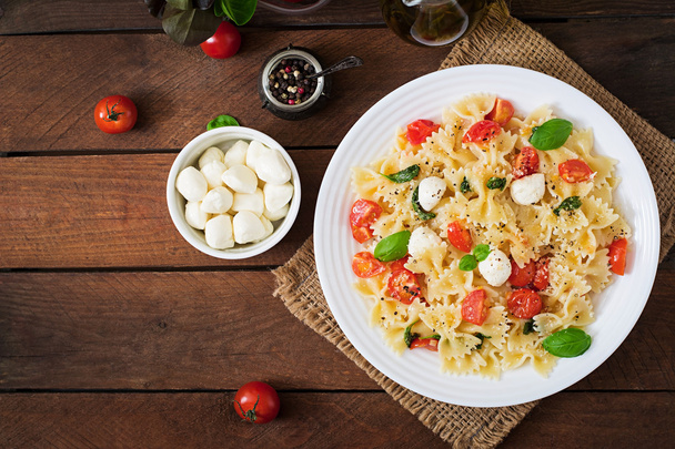 Паста Фарфалле - салат з капрезе з помідорами
 - Фото, зображення