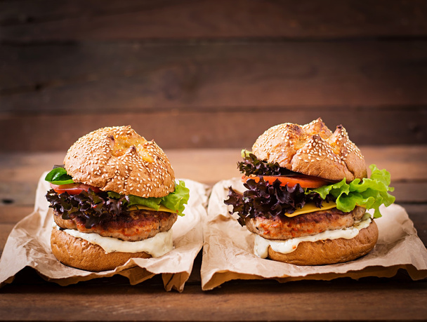Grands sandwichs avec hamburgers à la dinde
 - Photo, image