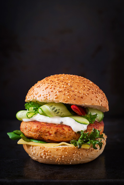 Grande panino con hamburger di pollo
 - Foto, immagini