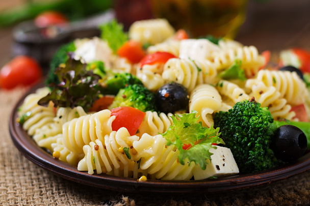 Pasta salad with tomatoes, broccoli, olives - Φωτογραφία, εικόνα