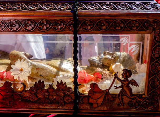 statua in legno di Cristo in una bara
 - Foto, immagini