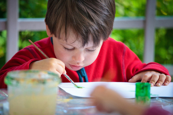 Three years old boy painting with brush - Фото, зображення