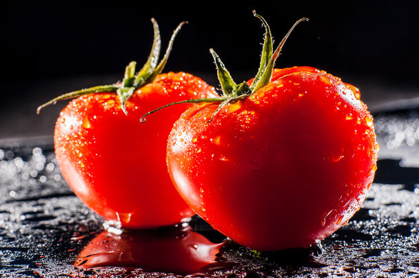  tomatoes with drops of water  - Foto, Bild