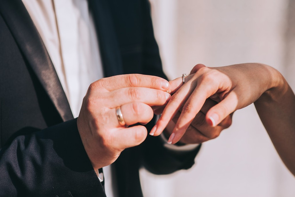groom put wedding ring on bride - Фото, зображення