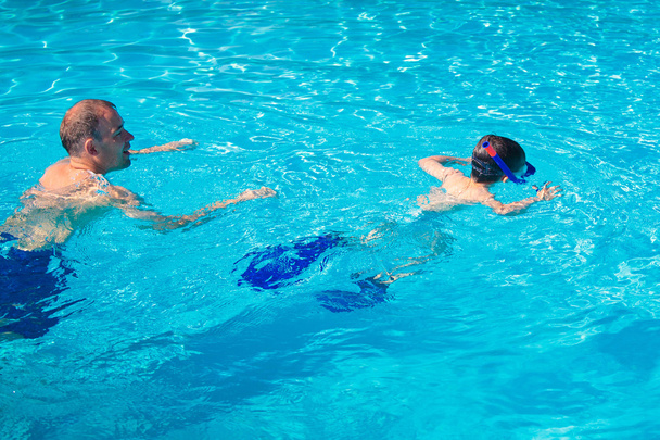 The father teaches the child to swim - Foto, Bild