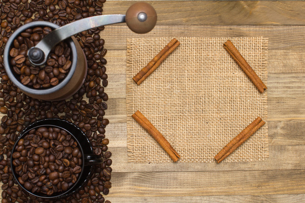 кавоварка і стрічкові кавові зерна
 - Фото, зображення