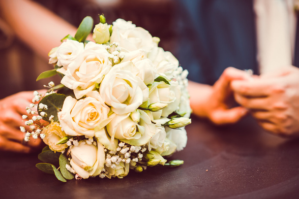 nevěsta a ženich se drží za ruce - Fotografie, Obrázek