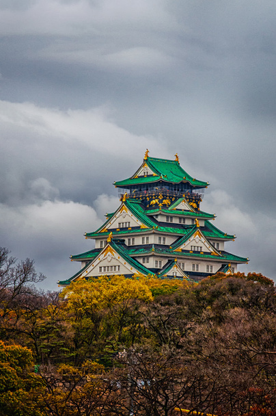 Замок Осака с яркими облаками
 - Фото, изображение
