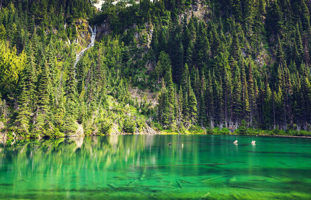 Kaunis järvi vuorilla - Valokuva, kuva