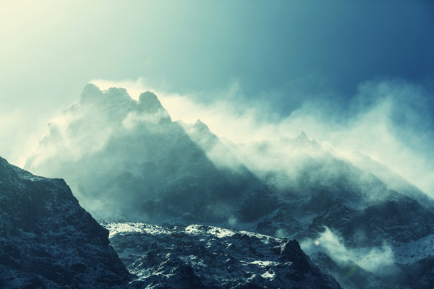 Bela silhueta de montanha
 - Foto, Imagem