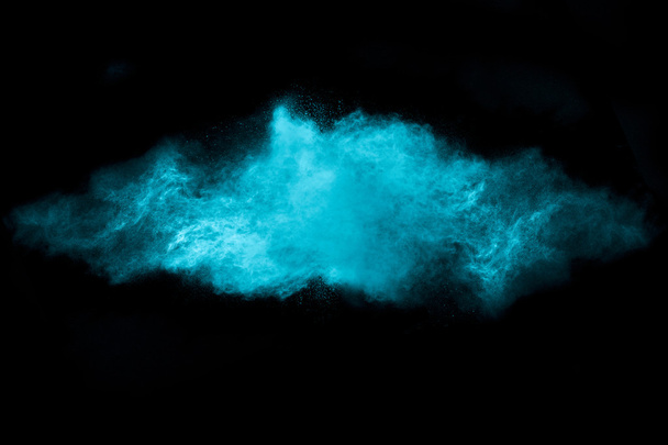 Μπλε σκόνη σωματιδίων έκρηξη απομονώνονται σε μαύρο - Φωτογραφία, εικόνα