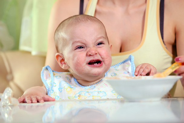 Anya sír fiú etetés kanállal - Fotó, kép