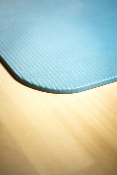 Yoga pilates mat in sportschool - Foto, afbeelding