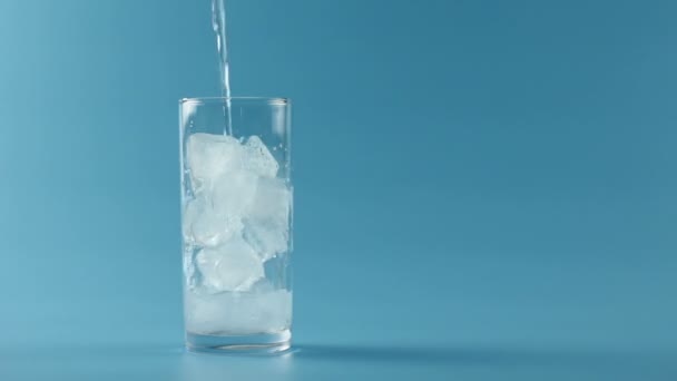 Água mineral derramando em vidro
 - Filmagem, Vídeo