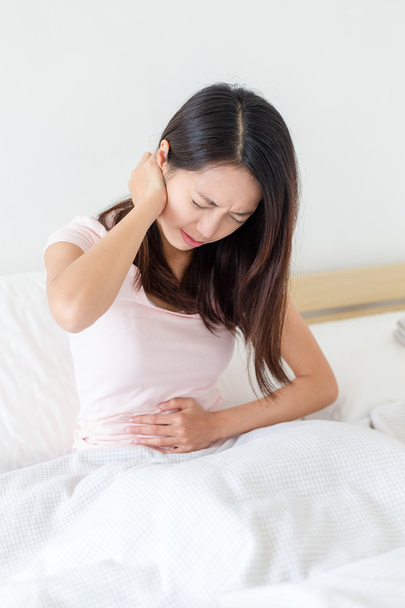 Mujer sintiendo dolor de estómago
  - Foto, Imagen