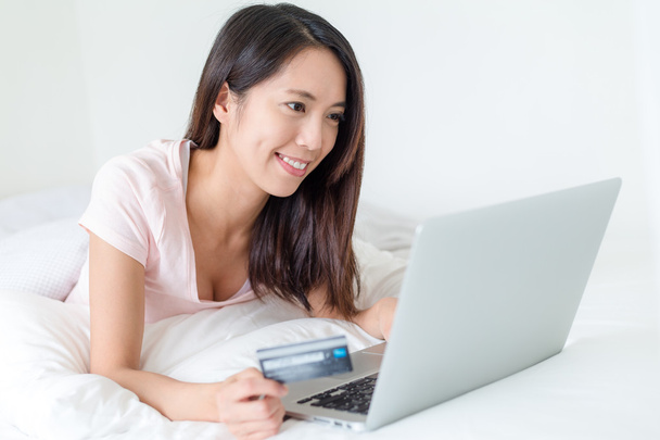 Женщина, использующая кредитную карту для покупок онлайн
 - Фото, изображение
