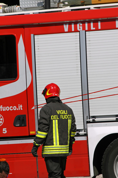 Пожежники біля пожежної машини після пожежогасіння
 - Фото, зображення