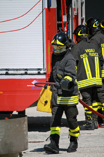 Brandweerlieden blussen een gesimuleerde brand tijdens een oefening in hun - Foto, afbeelding