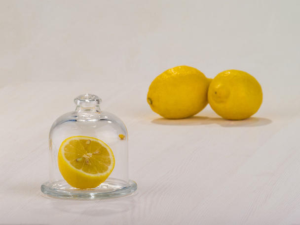 テーブルの上の陶器のレモン - 写真・画像