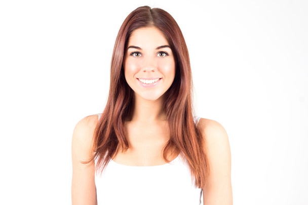 Feliz beleza jovem mulher com cabelo vermelho sorrindo com dentes brancos
. - Foto, Imagem