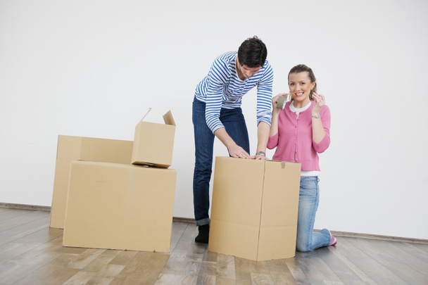 Young couple moving in new house - Foto, Imagen