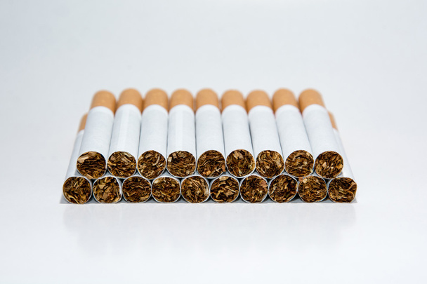 19 Zigaretten auf weißem Hintergrund - Foto, Bild