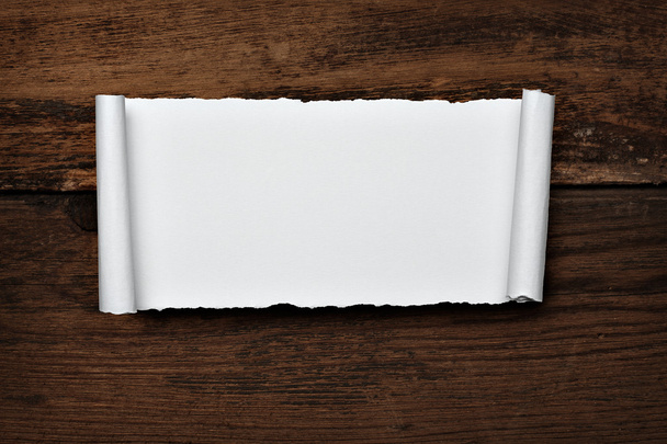 Papel de pergamino rizado arrugado sobre madera
 - Foto, imagen