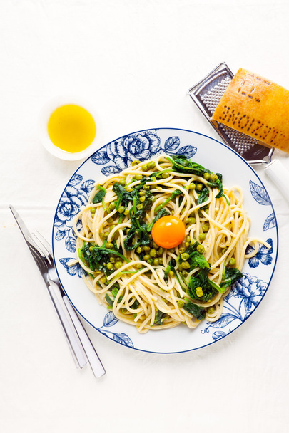 vegetarian pasta with egg. Italian healthy food - Фото, зображення