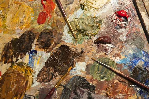 Une variété de pinceaux pour peintures colorées sur la palette de l'artiste
 - Photo, image