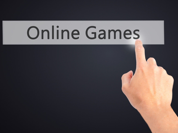 Juegos en línea - Mano presionando un botón en el cono de fondo borroso
 - Foto, imagen