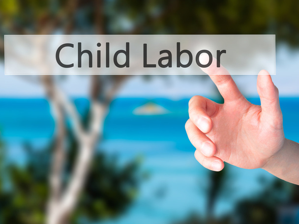 Çocuk işçiliği - arka plan bulanık conce üzerinde bir düğmeye basarak el - Fotoğraf, Görsel