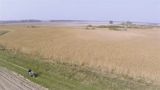 lot wokół motocykla na polnej drodze wiejskiej, zobacz Pov. Antenowe - Materiał filmowy, wideo