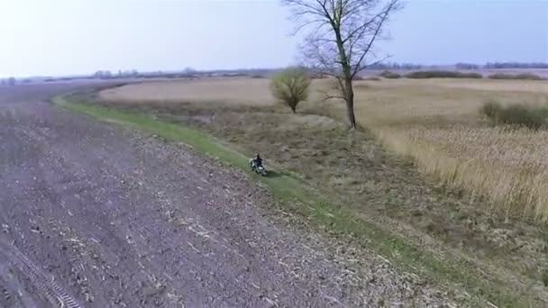 Motocykl na polnej drodze wiejskiej, zobacz Pov. Antenowe - Materiał filmowy, wideo