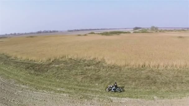 vlucht rond motorfiets op landelijke zandweg, Pov weergave. Luchtfoto - Video