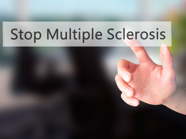 Stoppen met Multiple sclerose - Hand indrukken van een knop op wazig terug - Foto, afbeelding