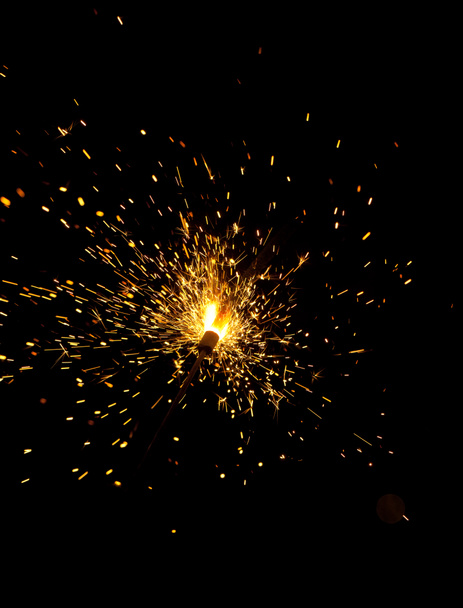Encendiendo fuegos de Bengala
 - Foto, Imagen