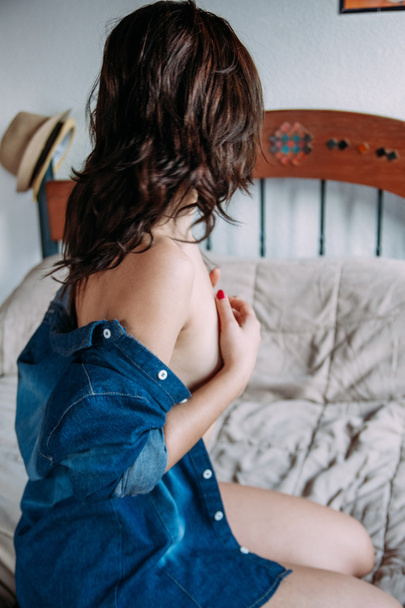 Mujer sexy de rodillas en la cama
 - Foto, Imagen