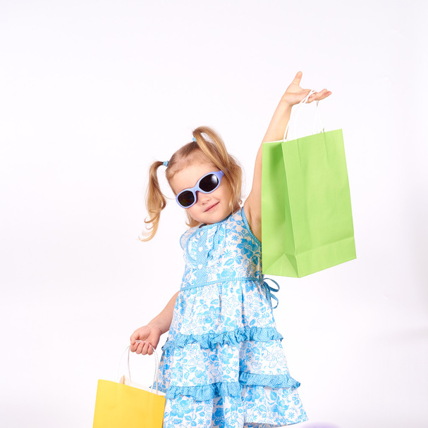 Einkaufskind. kleines Mädchen mit Einkaufstaschen - Foto, Bild