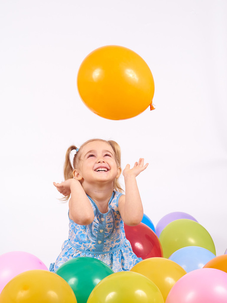 mała dziewczynka bawi się balonami. - Zdjęcie, obraz
