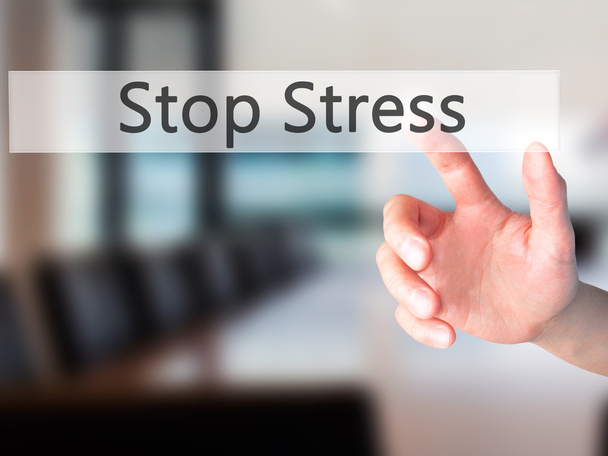Stop Stress - Mano presionando un botón sobre el cono de fondo borroso
 - Foto, imagen