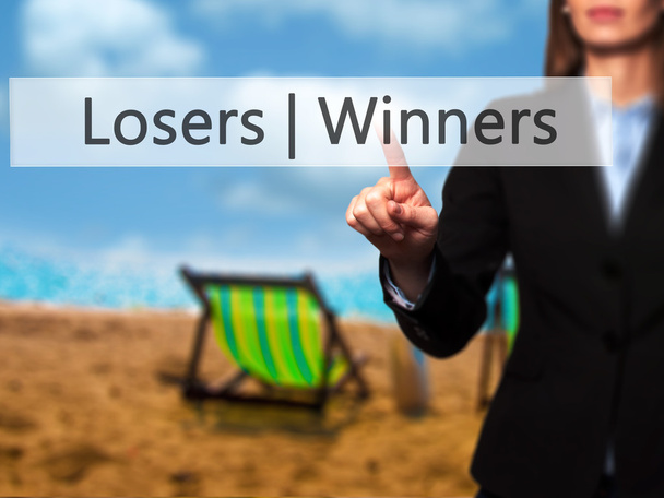 Gagnants perdants - Businesswoman main en appuyant sur le bouton sur le toucher sc
 - Photo, image