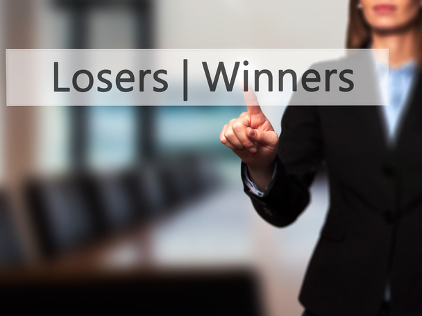 Gagnants perdants - Businesswoman main en appuyant sur le bouton sur le toucher sc
 - Photo, image