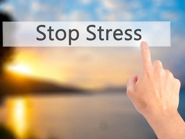 Stop Stress - Mano presionando un botón sobre el cono de fondo borroso
 - Foto, imagen