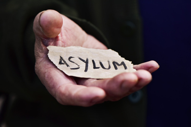 anciano con un papel con la palabra asilo
 - Foto, imagen