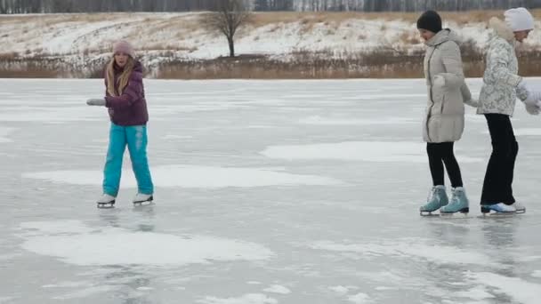Patinaje sobre hielo familiar en lago congelado
 - Metraje, vídeo