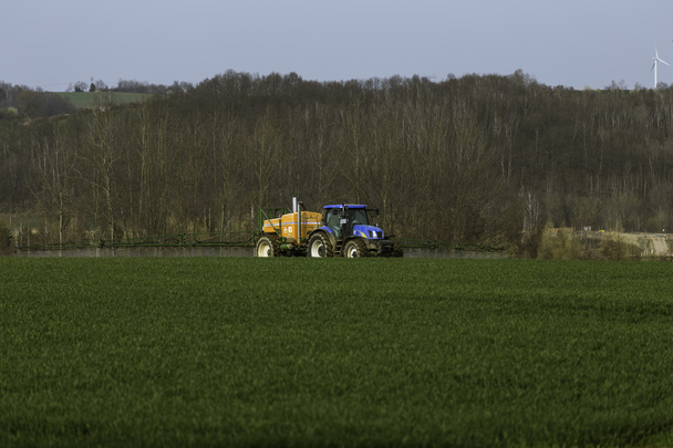 Traktor Sprühfeld - Landwirtschaft - Foto, Bild