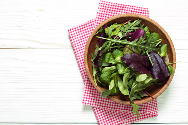 Fresh green salad with spinach ,ruccola,lettuce on wooden table. - Fotoğraf, Görsel