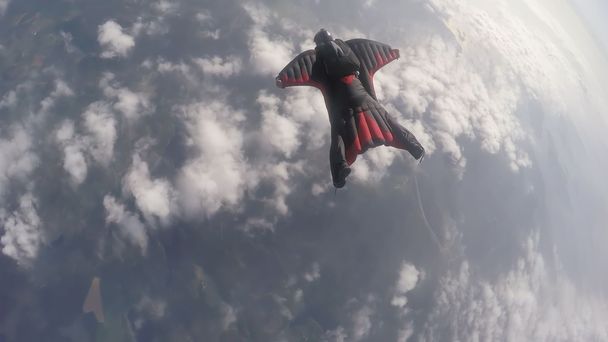 Wingsuit parachutisme sur les nuages
 - Photo, image