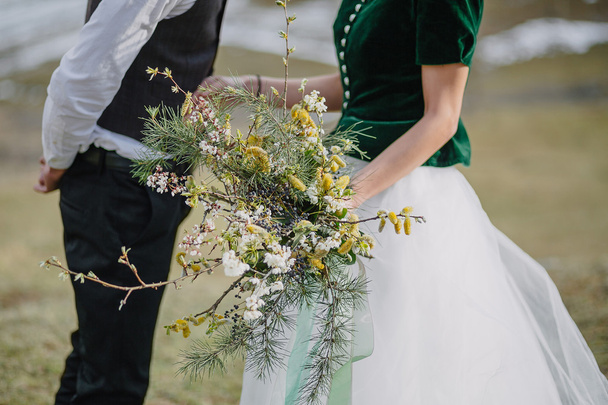 couple holding wedding bouquet  - Foto, Imagen