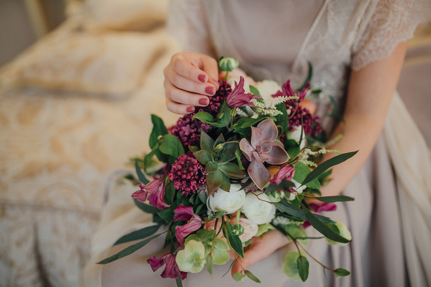 bride holding bouquet of flowers - Foto, afbeelding
